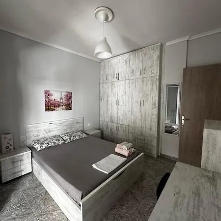 Ideally Situated Apartment. アパート