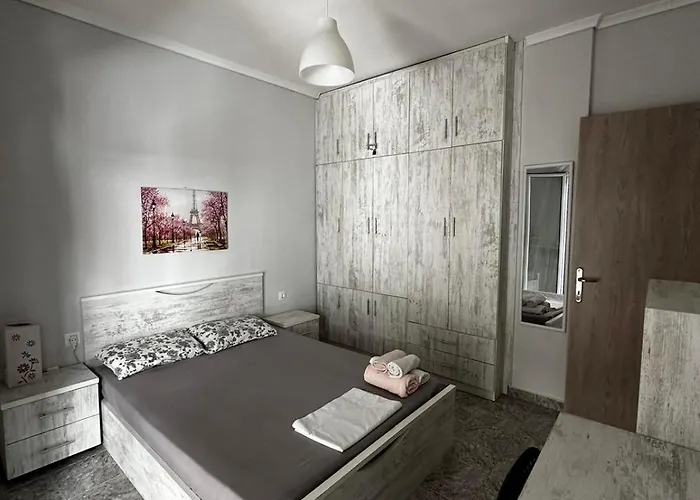 Ideally Situated Apartment. アパート